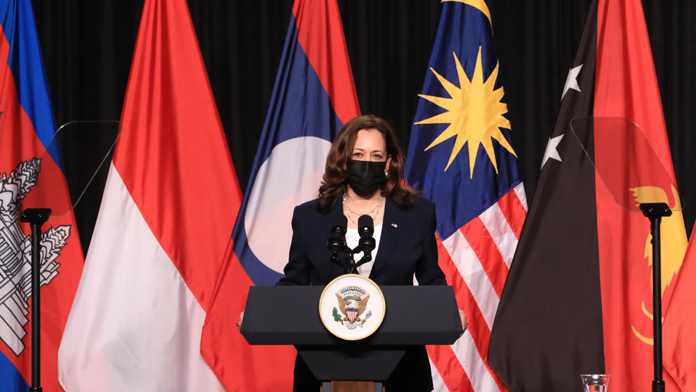 Phó Tổng thống Hoa Kỳ Kamala Haris phát biểu tại Lễ khai trương Văn phòng khu vực Đông Nam Á của Trung tâm Phòng ngừa và Kiểm soát Bệnh tật Hoa Kỳ (USCDC) tại Hà Nội. (Nguồn ảnh: baobacgiang.com.vn)